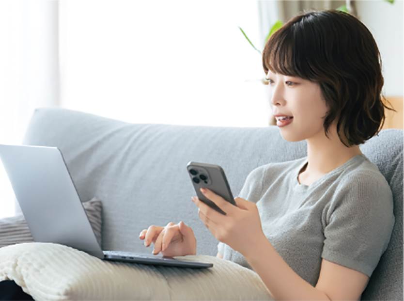 スマホで受講している女性