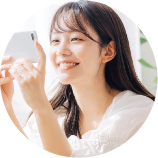 スマホで受講している女性