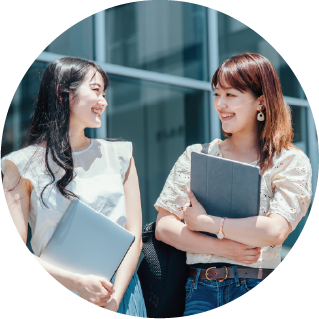 スマホで受講している女性